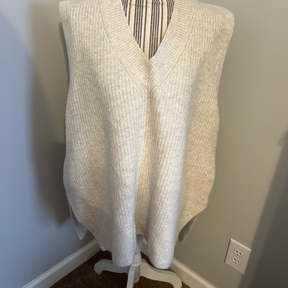 NWT Vince Camuto Ribbed V Neck  Seater Vest Size Xlarge